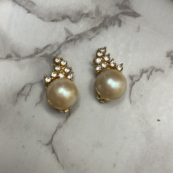 Vintage Pearl and Crystal Sparkling Elegant Clip on  Earrings - Picture 3 of 12